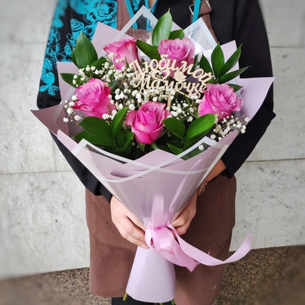 Букет из 5 роз с белой гипсофилой