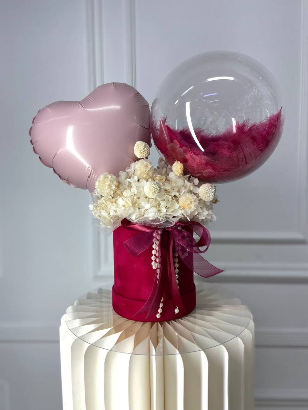 Воздушные шары и цветы: изысканная композиция для подарка