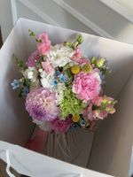 Свадебный букет из георгин, розовых диантусов, незабудок и других цветов