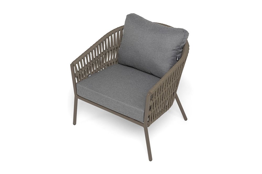 "Комо" кресло плетеное из роупа, каркас алюминий бежево-серый (RAL7006) муар, роуп серо-коричневый 23мм, ткань темно-серая 027