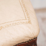 Стул с тисненой золотом кожей