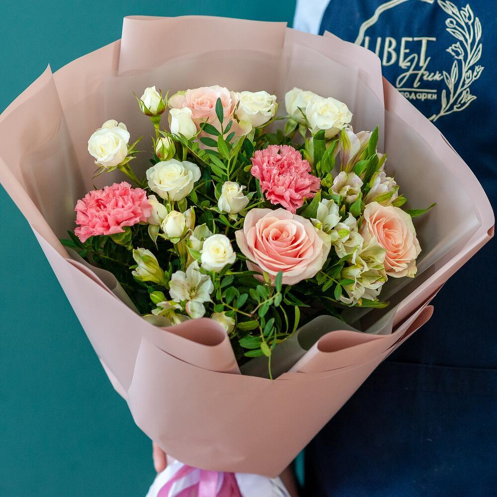 Сборный букет с диантусами, кустовой розой, альстромерией