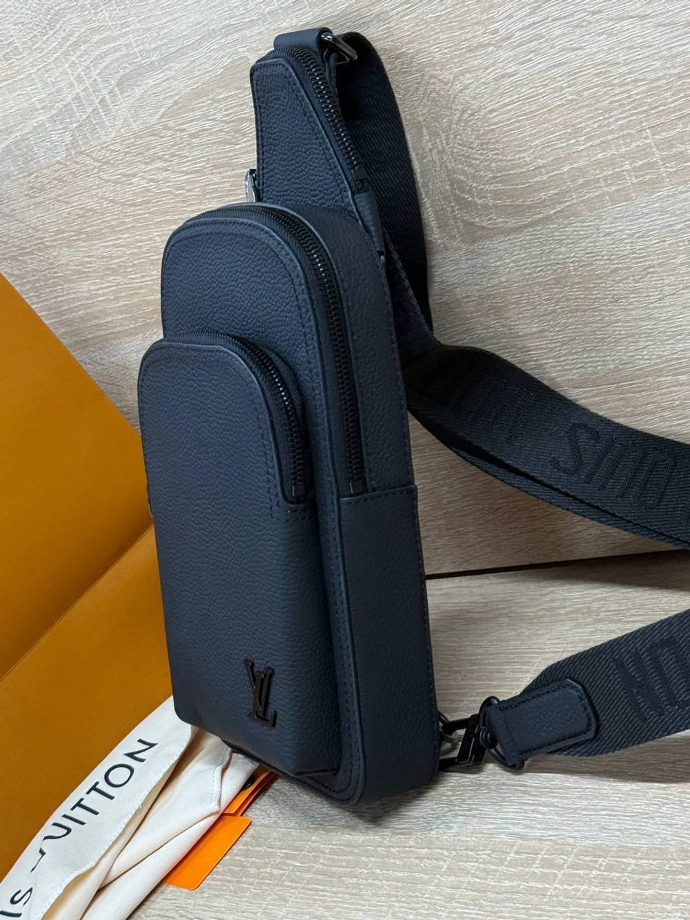 Сумка-слинг Louis Vuitton