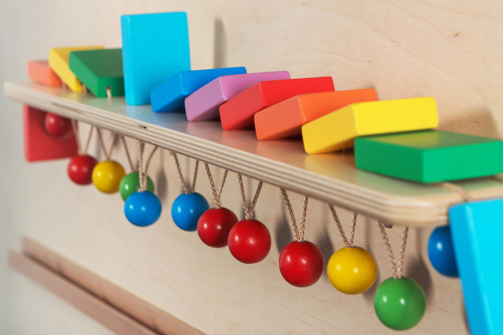 Тактильно-развивающая панель Разноцветное домино - настенный модуль, 12 домино