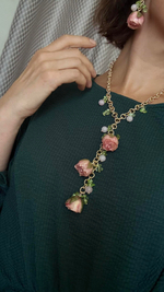 Колье "Роза" бутоны натуральных роз в сиреневом оттенке  и кварцы, оттенок золото