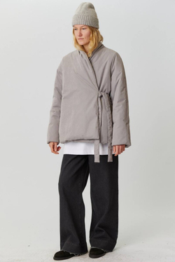 Зимняя куртка на запах из серой бархатистой мембраны