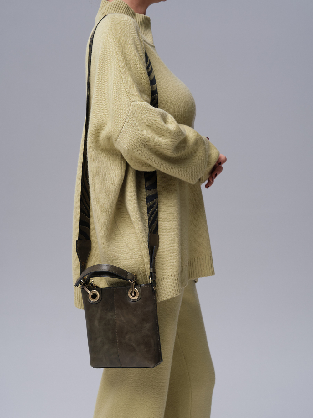 Сумка кожаная кросс-боди Deboro 30347 зеленая хвоя