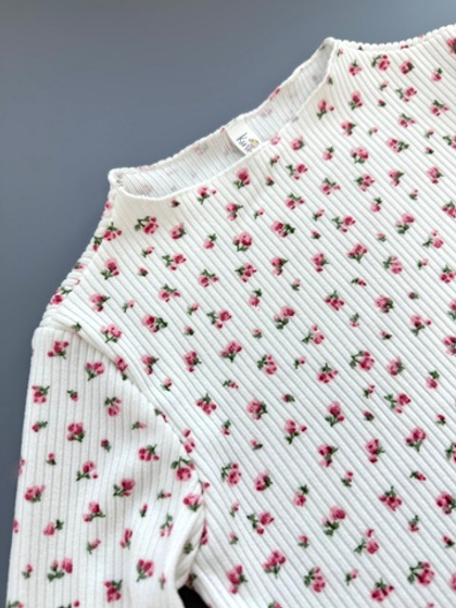 Лонгслив из "лапши в рубчик", белый в мелкий цветочек