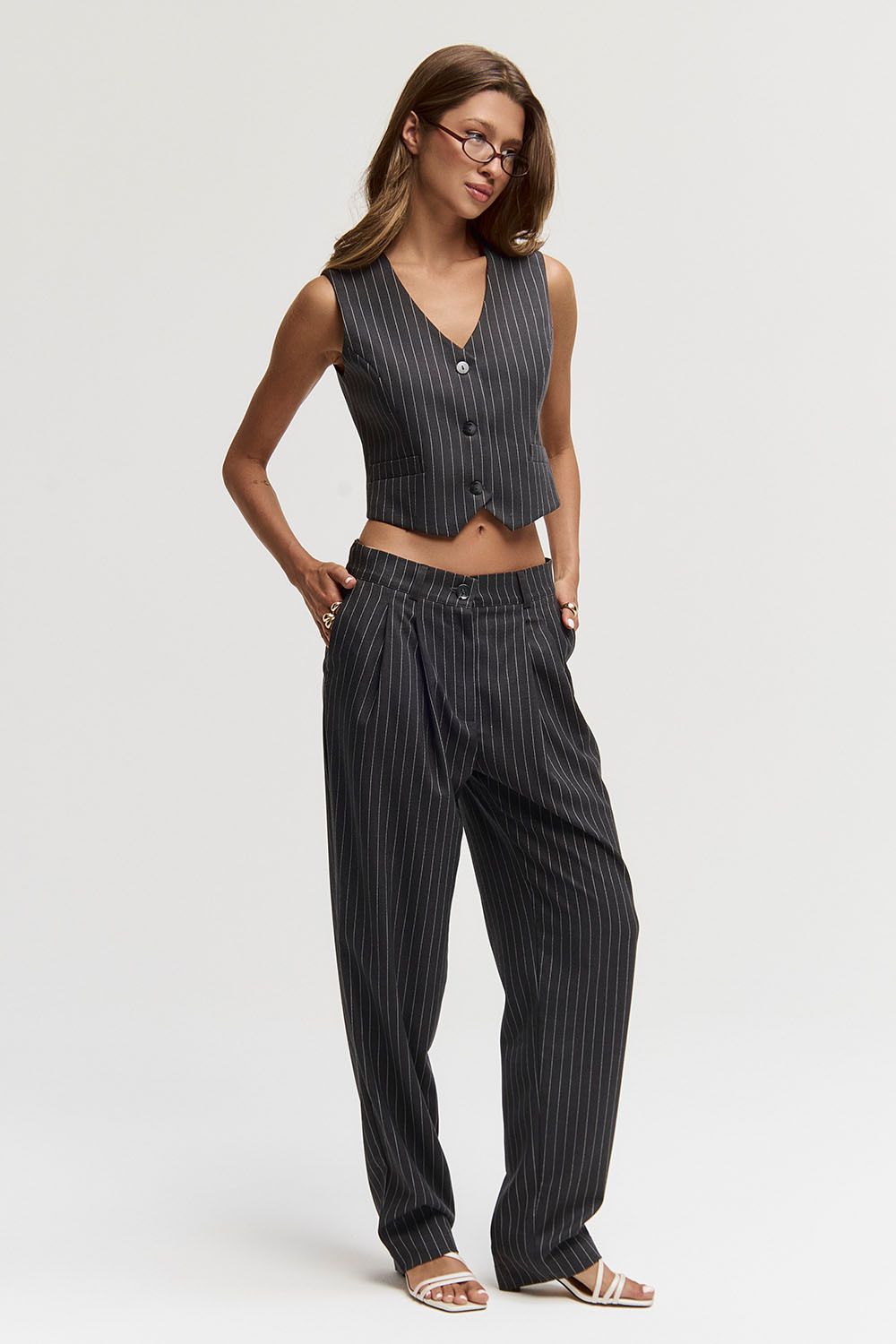 Жилет костюмный в полоску темно-серого цвета