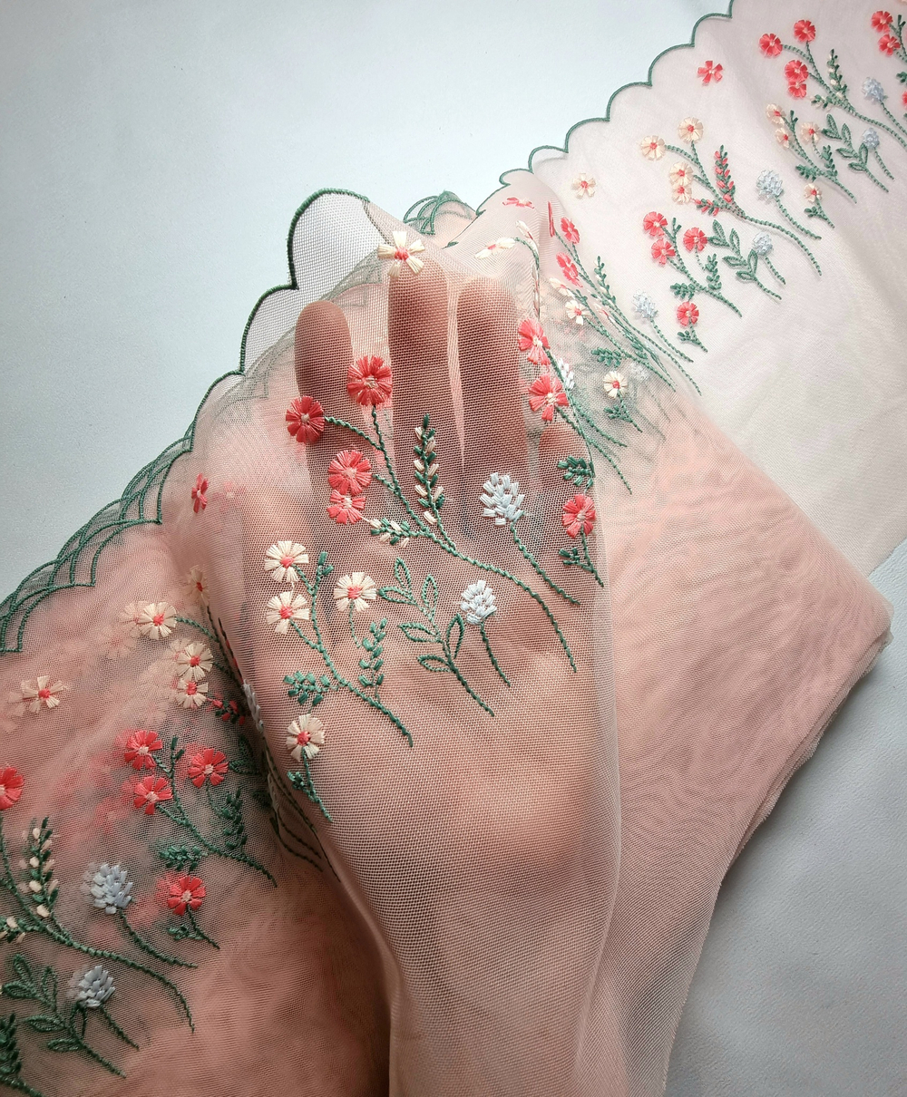 Вышивка на сетке малоэластичная цветы на розовом К115 правая