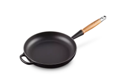 Le Creuset - Сковорода чугунная 26см, черная матовая / артикул   20258260000422  / GTIN 024147324256