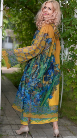 Полупрозрачное платье-туника с капюшоном «Ирисы», принт по мотивам картины Ван Гога "Ваза с ирисами на жёлтом фоне"