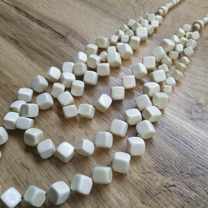 Колье Кубики 3 нити, дерево, цвет молочный, 55 см