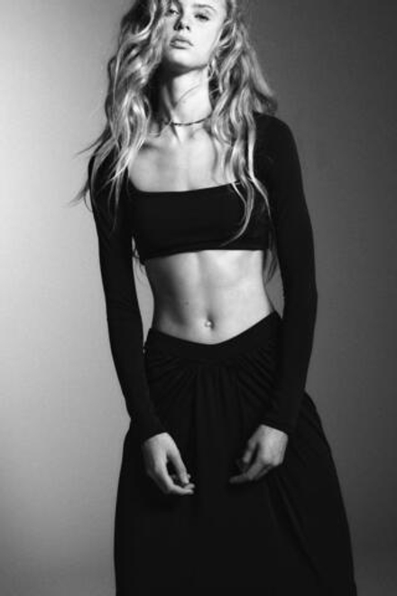 ZARA УКОРОЧЕННЫЙ ТОП ИЗ КРЕПА, ЧЕРНЫЙ