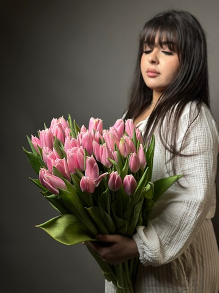 Букет розовых гладких тюльпанов