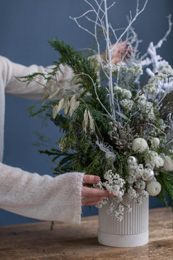 Композиция в бетонном кашпо белая