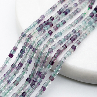 Флюорит куб бусины, размер около 2,3 мм, цена за отрезок 19 см (1/2 нити)