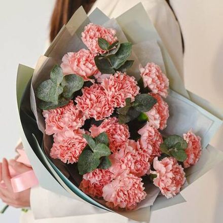 Букет «Персиковый комплимент» — диантусы и эвкалипт