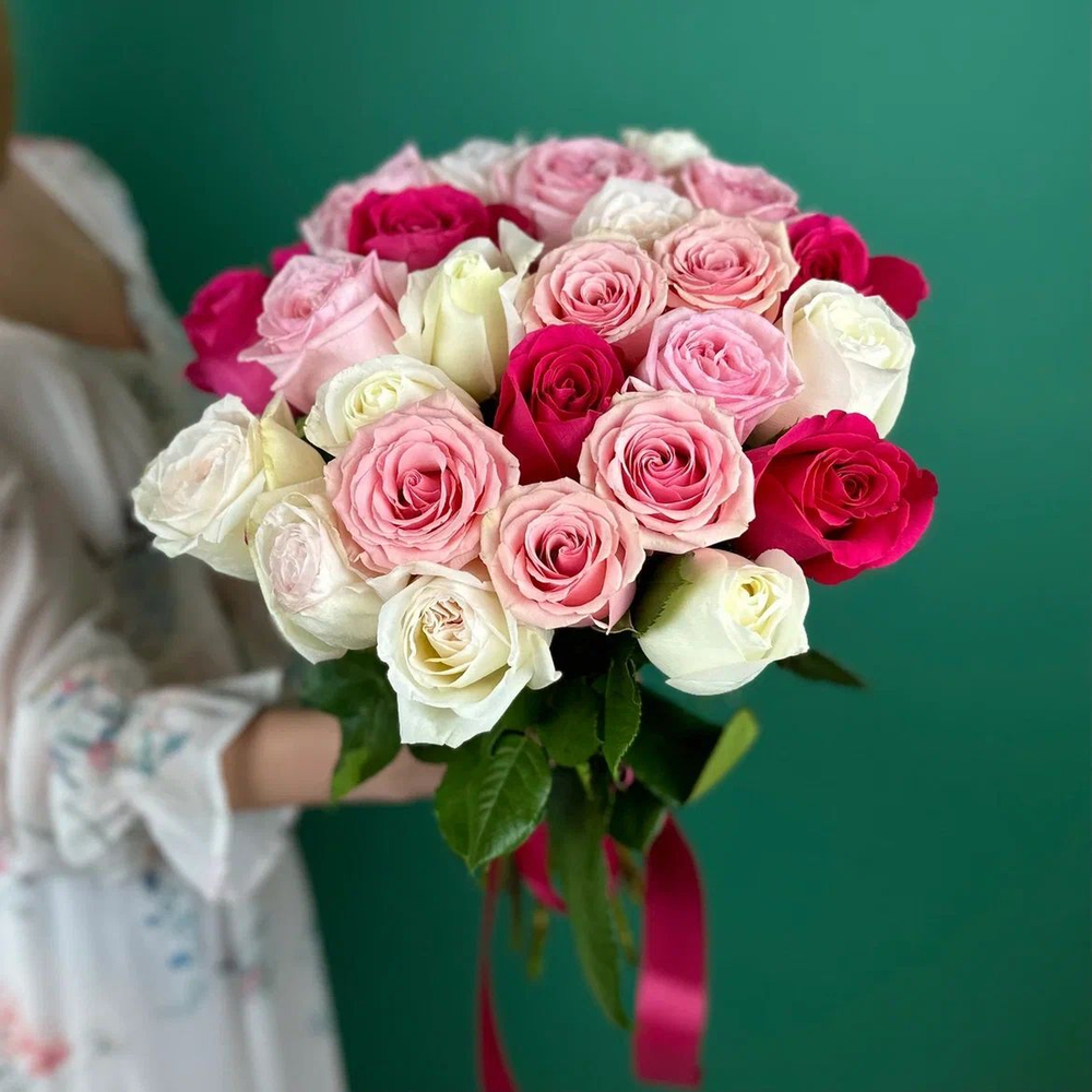 букет из 25 эквадорских роз пионовидные и классические заказать онлайн мск