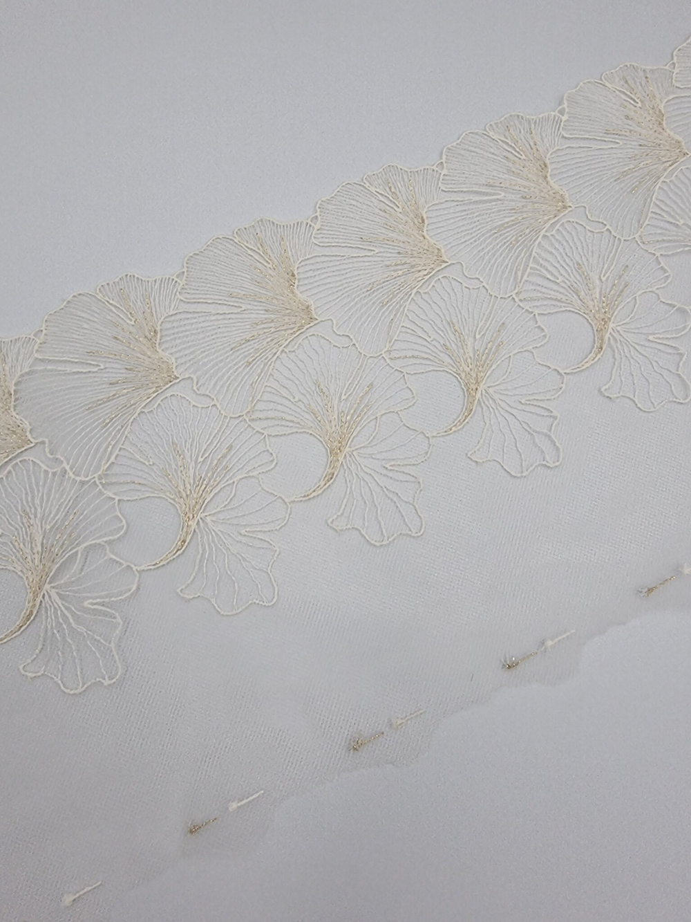 Вышивка на сетке кремовый/золото К737 правая