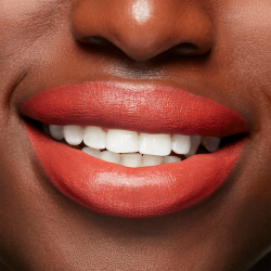 MAC Cosmetics Chili's Crew Lustreglass Lipstick - Увлажняющая глянцевая помада, 3 g