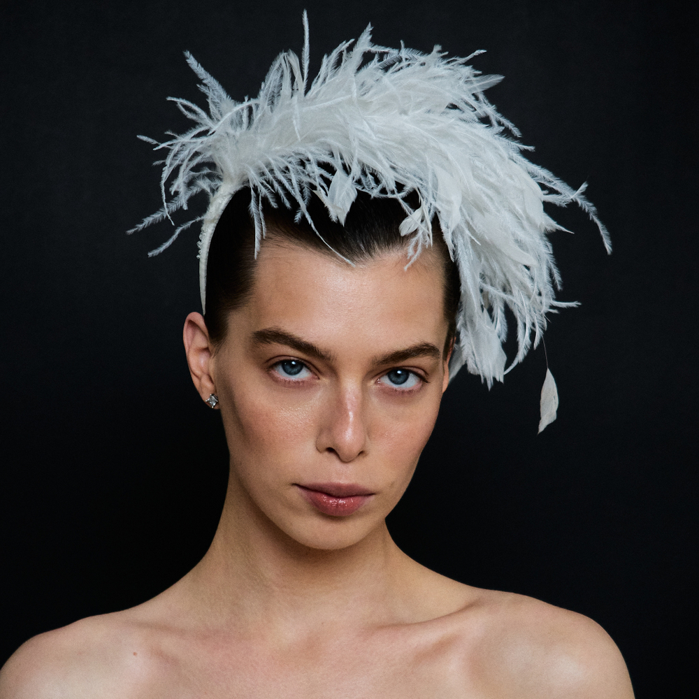 Ободок тонкий с белыми перьями