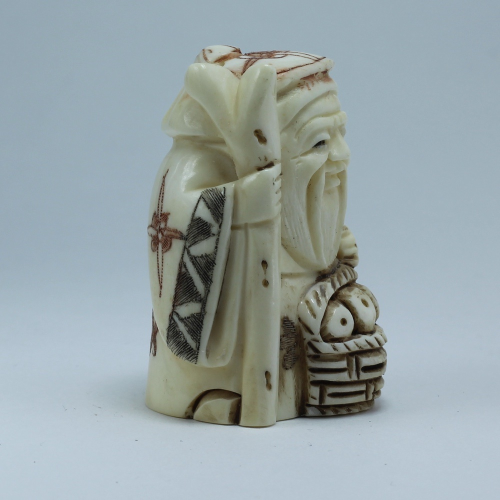 Нэцкэ Фукурокудзю с посохом и корзиной рыбы