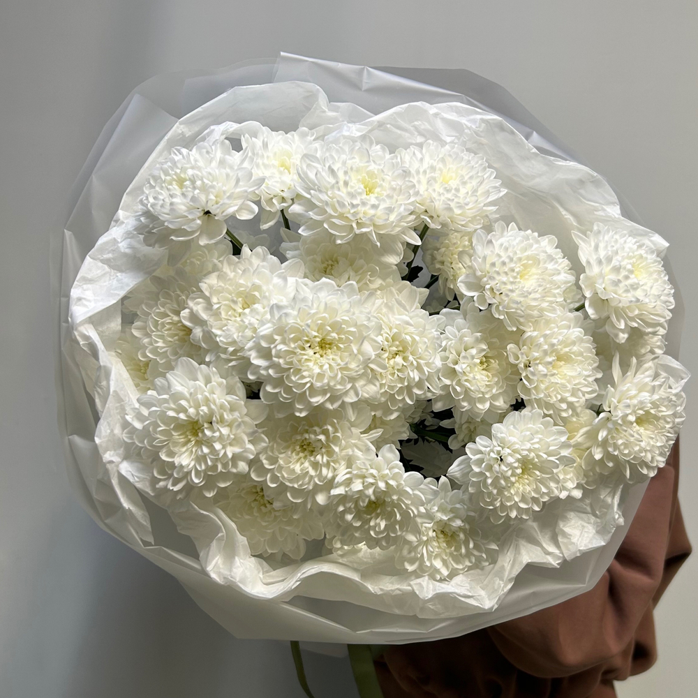 Букет из белой кустовой хризантемы в круглой упаковке