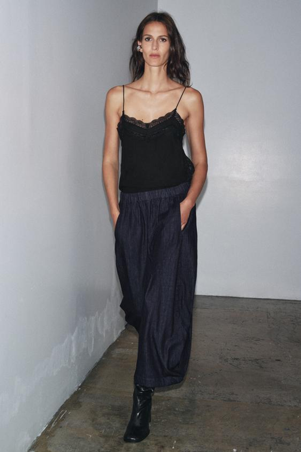 ZARA ДЖИНСОВЫЕ БРЮКИ С ОБЪЕМОМ — ZW COLLECTION, СИНИЙ