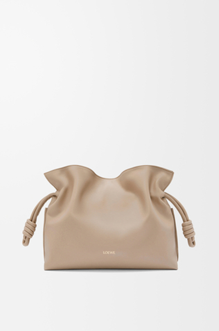 Loewe Сумка-клатч среднего размера Flamenco из телячьей кожи наппа, песочный