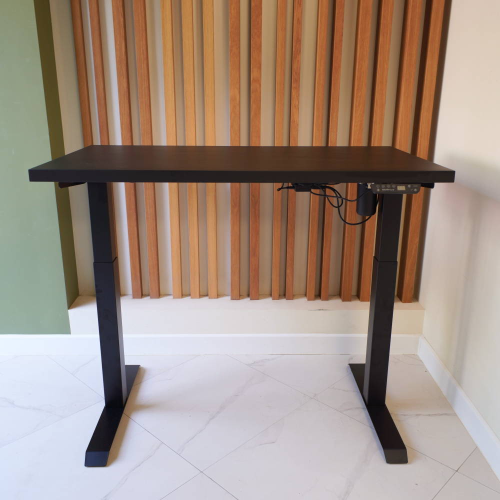 Регулируемый компьютерный стол Motor UP с регулировкой по высоте — столешница МДФ черный