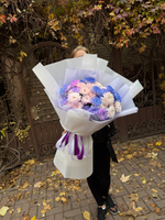 Букет с разноцветной хризантемой