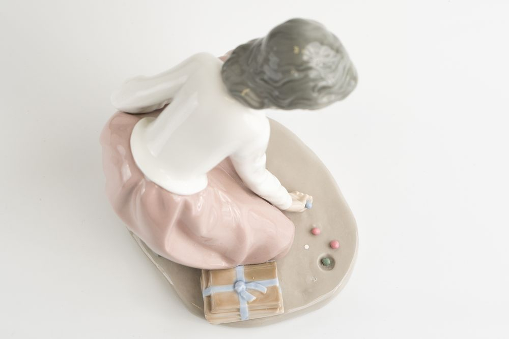 Фарфоровая статуэтка Lladro/Nao «Девочка, играющая в шарики» (Girl Playing Marbles)