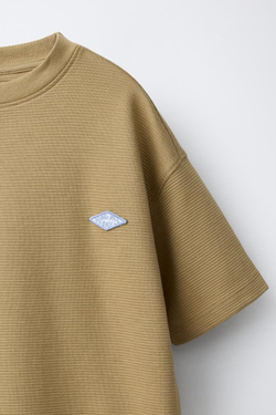 ZARA ФУТБОЛКА ИЗ ТКАНИ ОТТОМАН С НАШИВКОЙ, ТАБАЧНЫЙ