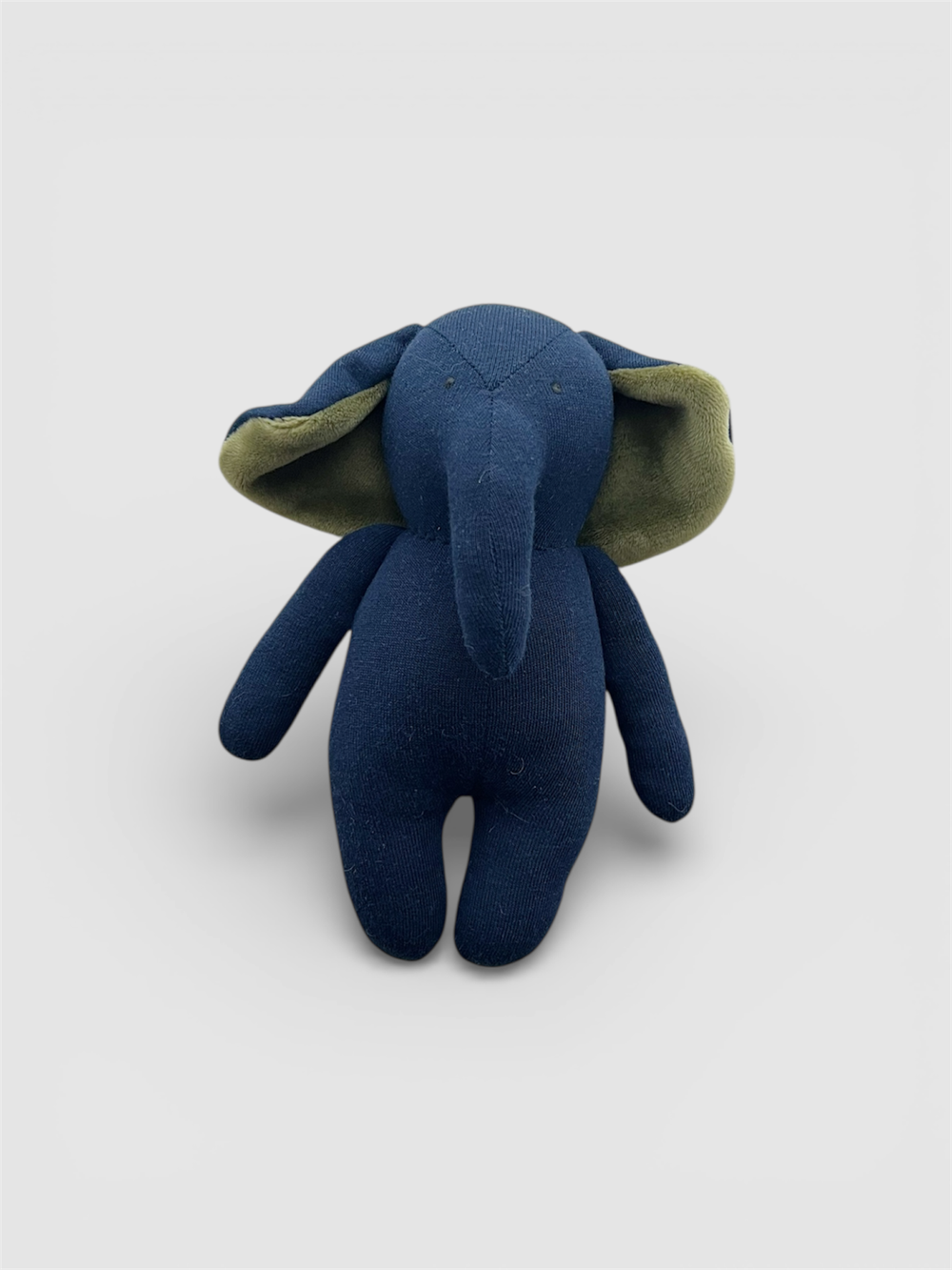 Темно-синий слоник с зелеными ушками