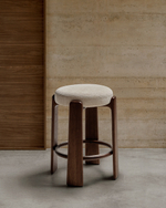 Granite Полубарный табурет из бежевого шенилла и массива ясеня в отделке орех 65 см