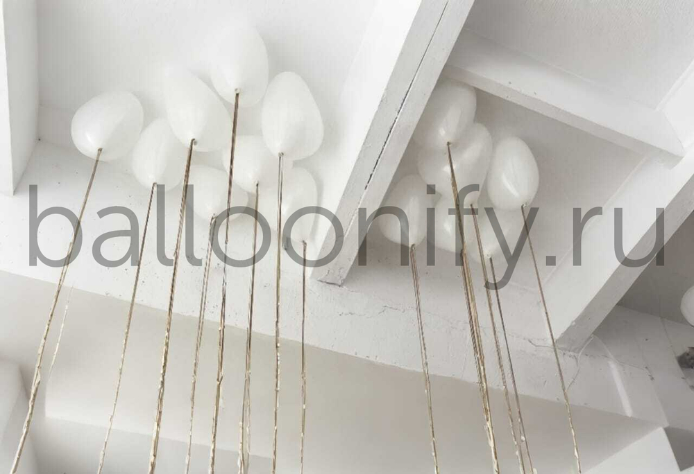 Шары под потолок, белые сердечки 30 см, с золотым дождиком