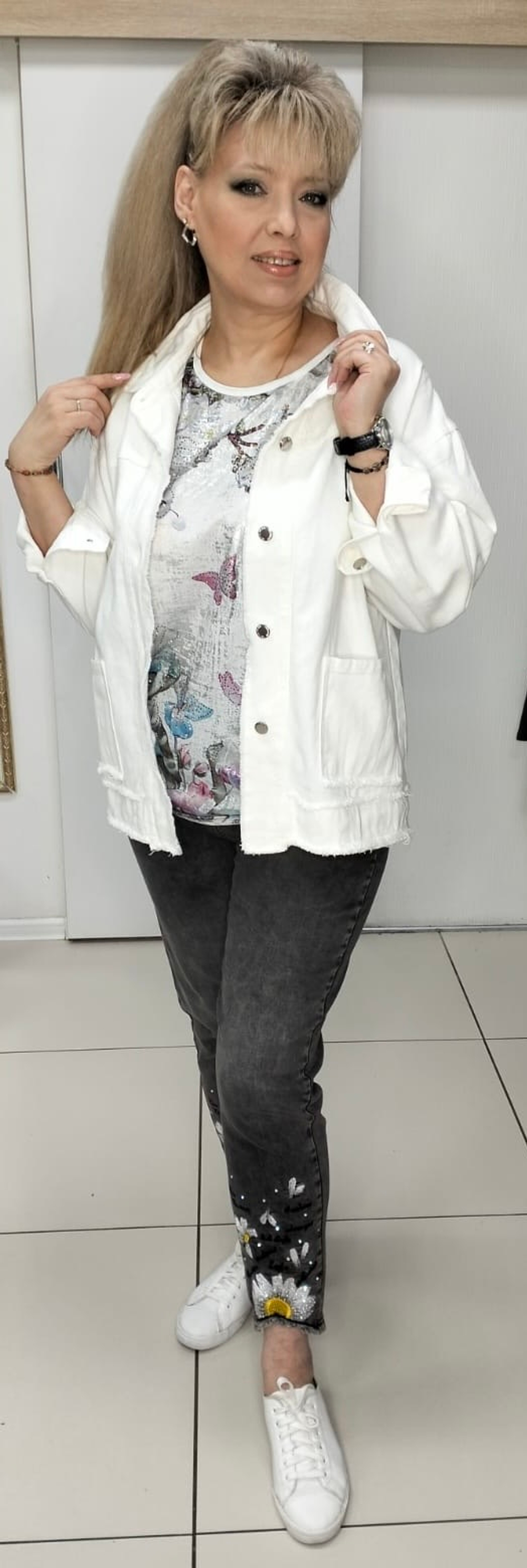 Белый джинсовый жакет с кармашками на большие размеры