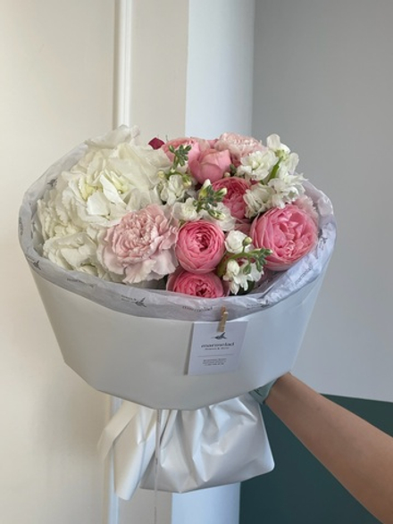 Сборный  букет из гортензии, кустовой пионовидной розы и маттиолы