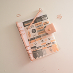 Обложка силиконовая (ПВХ) прозрачная с хлястиком из кожзама и розовым кольцевым механизмом, формат А5