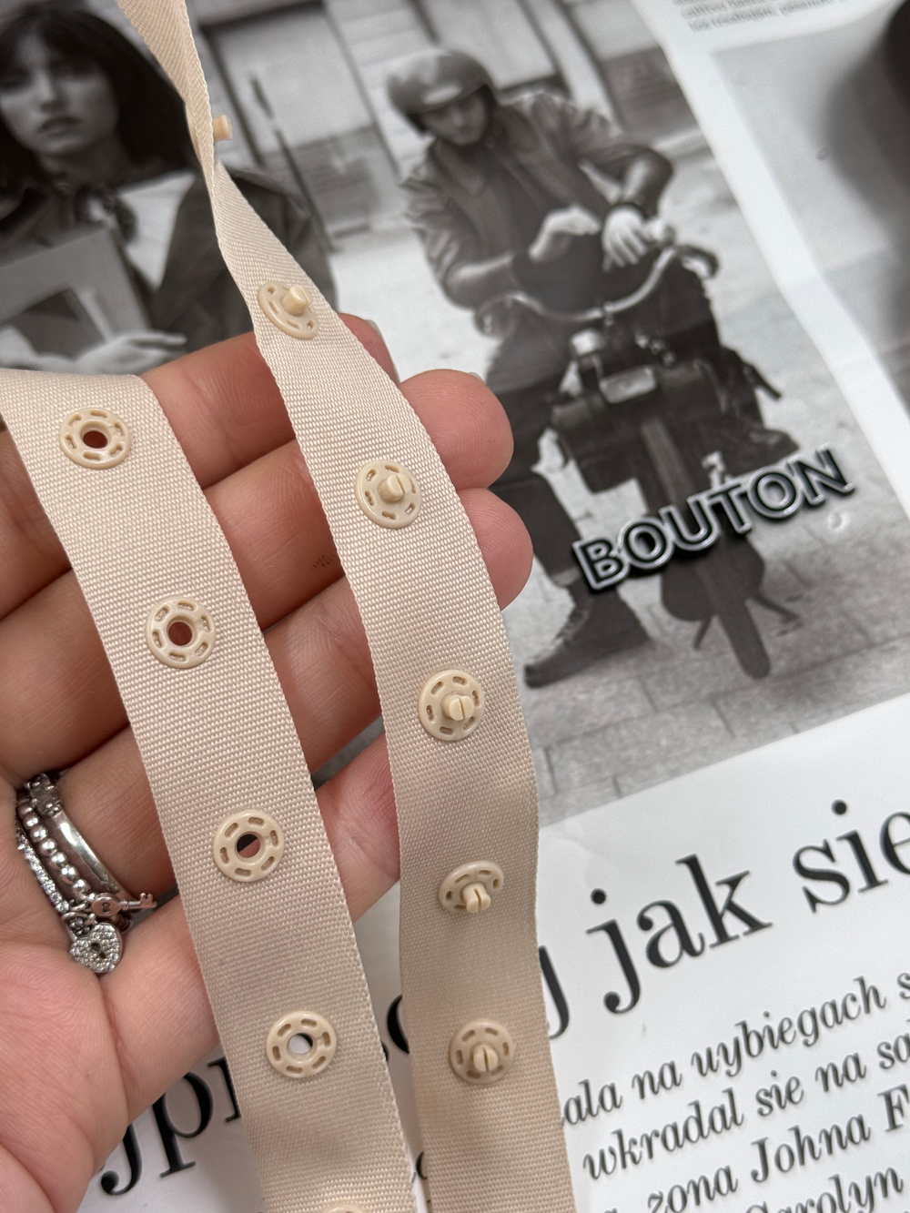 Тесьма с кнопками бежевая узкая 18 мм