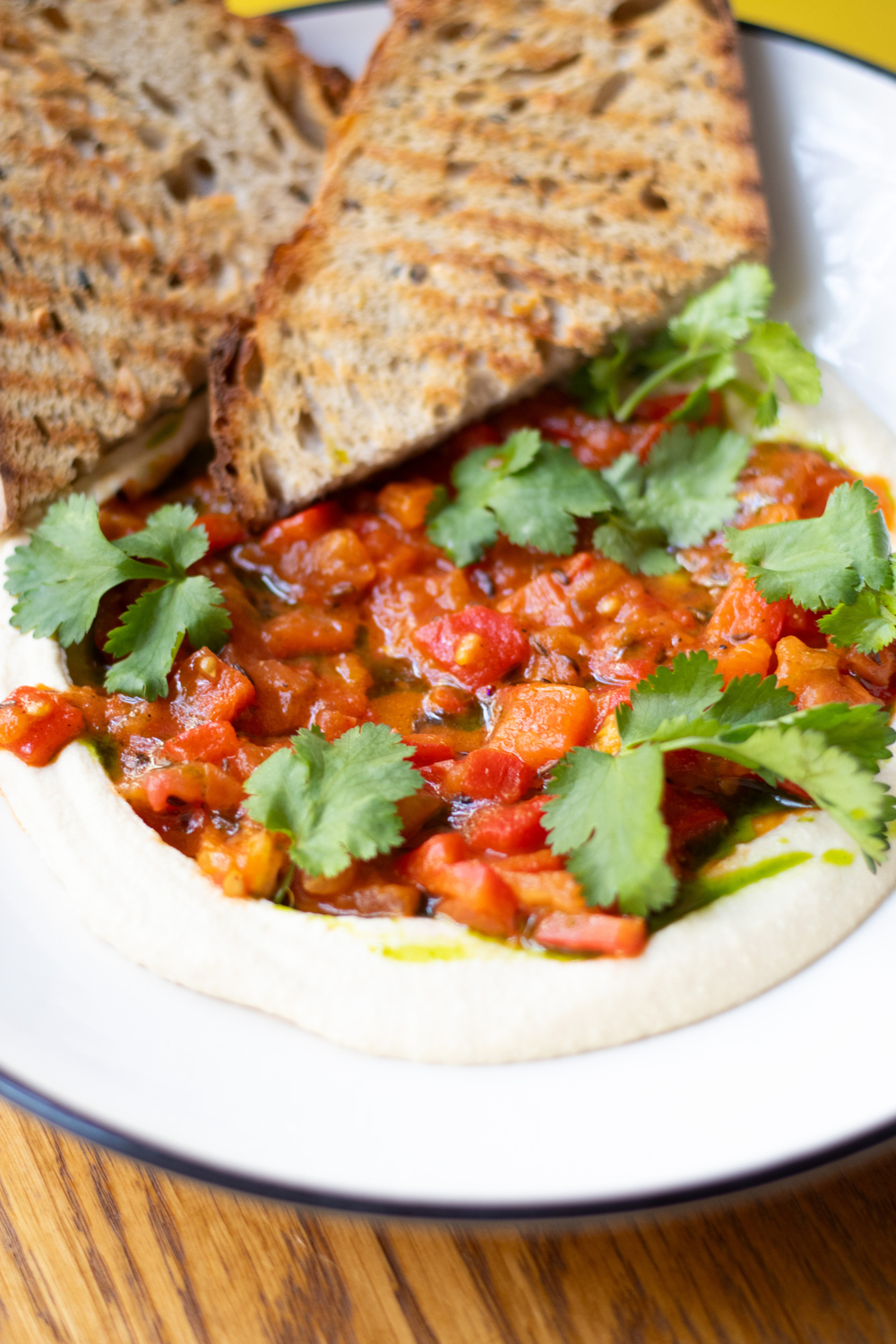 ХУМУС С ПЕЧЁНЫМИ ПЕРЦАМИ И ТОМАТАМИ с бездрожжевым хлебом