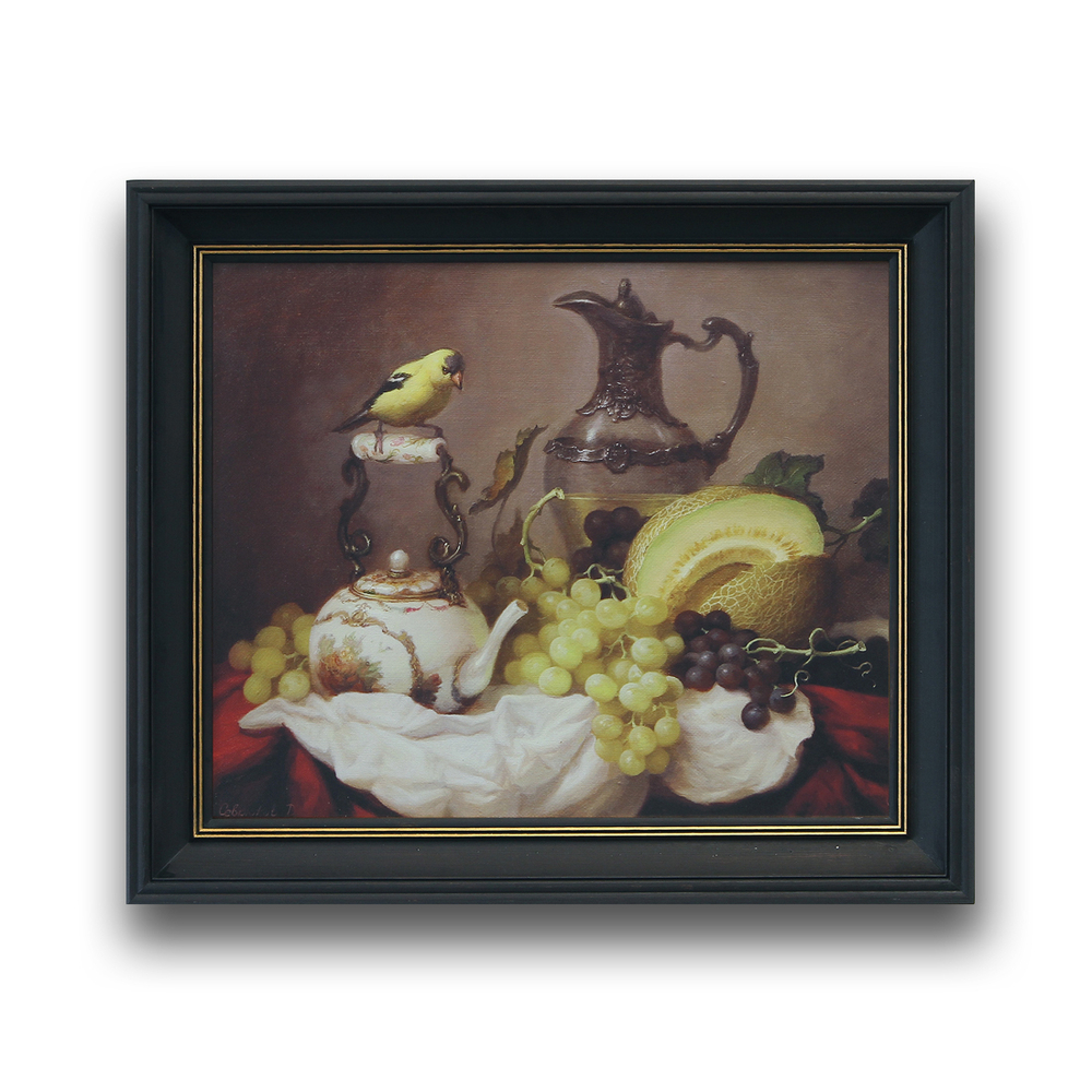 Классический натюрморт с великолепно прописанными фруктами и раритетными предметами оживляет птичка, чьё лимонно-желтое оперение гармонирует с цветом разрезанной дыни.  изысканной росписью, стеклянный сосуд в металлической узорчатой оправе на заднем фоне добавляют мягкой, не кричащей роскоши в композицию.  Натюрморт словно пропитан сочной свежестью спелой дыни, вокруг которой рассыпан виноград. Виноград — тёмный, почти чернильный, с бархатистым сизым налётом, и ярко-зелёный, будто наполненный солнечным соком. Кажется, ещё мгновение — и почувствуешь густой медовый аромат дыни, смешанный с терпковатой сладостью винограда.