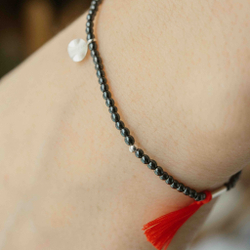 браслет из гематита с красной кистью