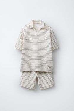 ZARA КОМПЛЕКТ ИЗ РЕЛЬЕФНОГО ПОЛО И ШОРТОВ-БЕРМУДОВ, ЭКРЮ