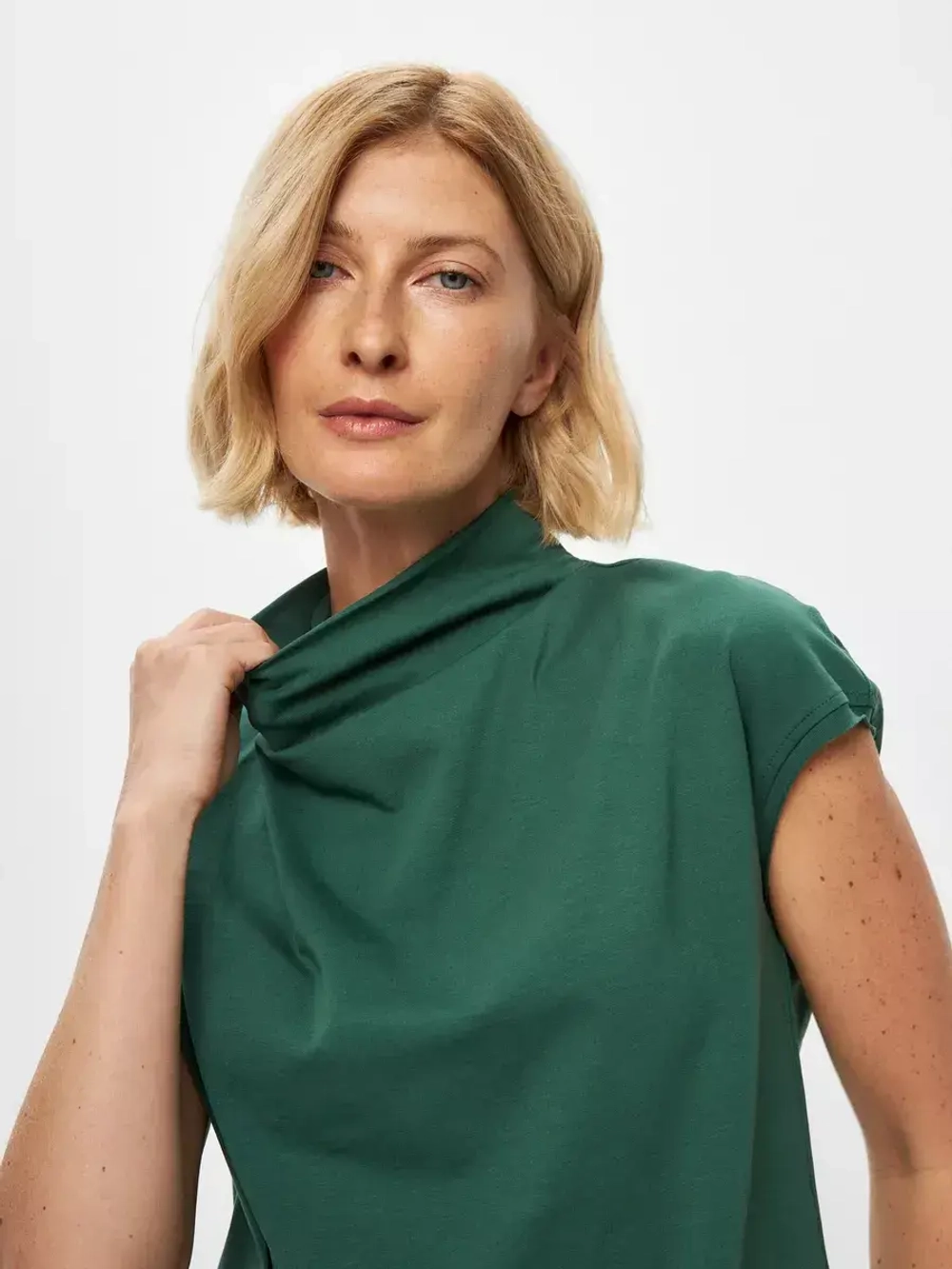 Футболка дизайнерская с цельнокроеным воротником