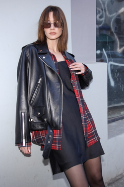 Косуха medium черная с вышивкой тигр