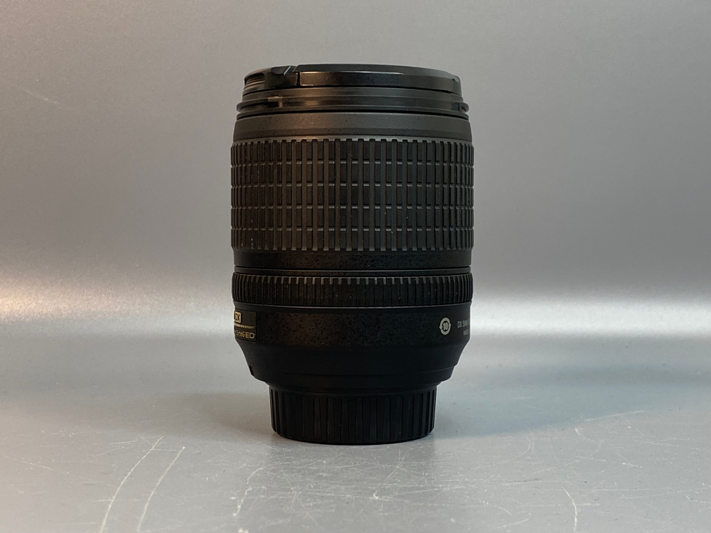 Nikon 18-105mm 3.5-5.6G AF-S ED DX VR Nikkor царапки на линзе