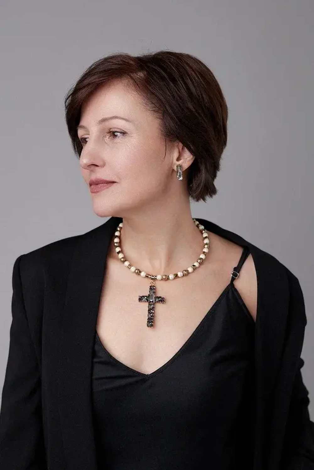 Серьги пусеты узкие прямоугольные кристаллы, оттенок золото антик