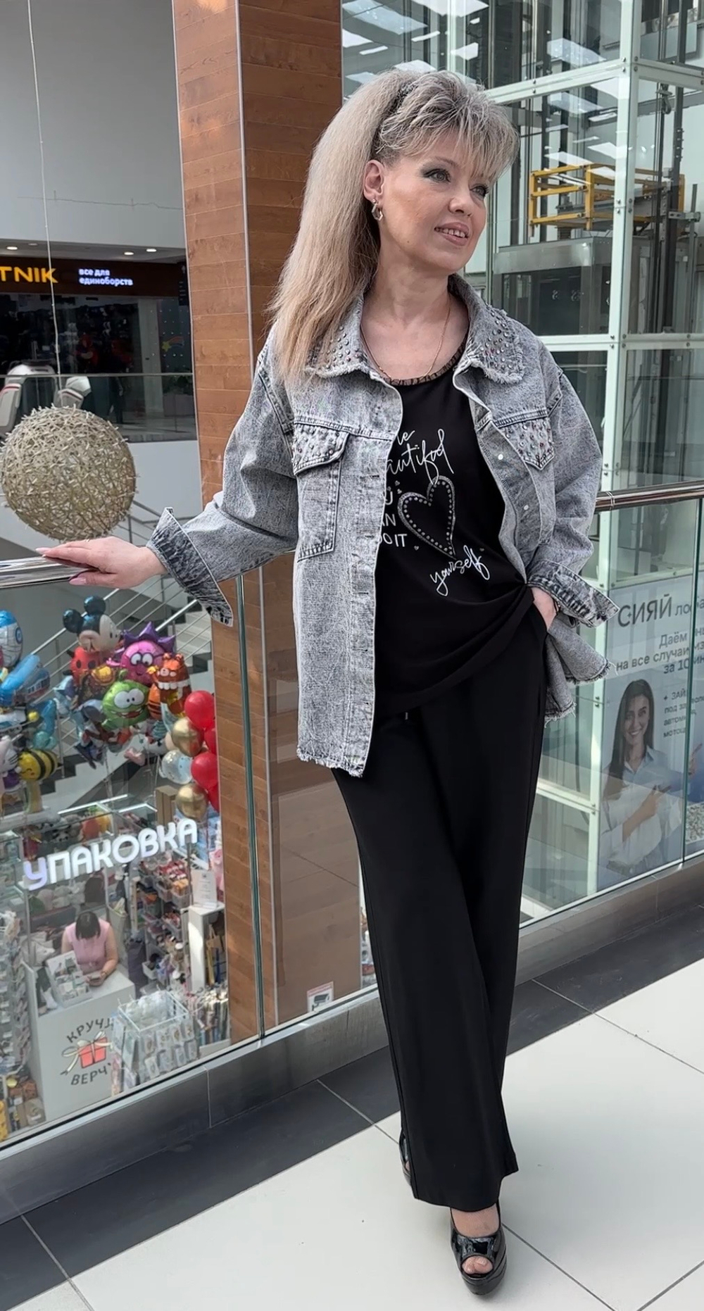 Жакет-бомбер с цветными камушками в сером цвете